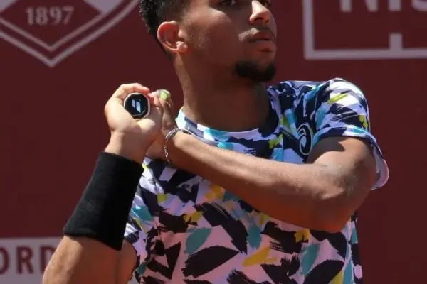 Arthur Fils Favored to Overcome Brandon Nakashima on Barcelona Clay